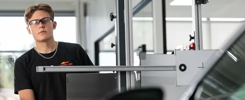 työskennellään auton parissa